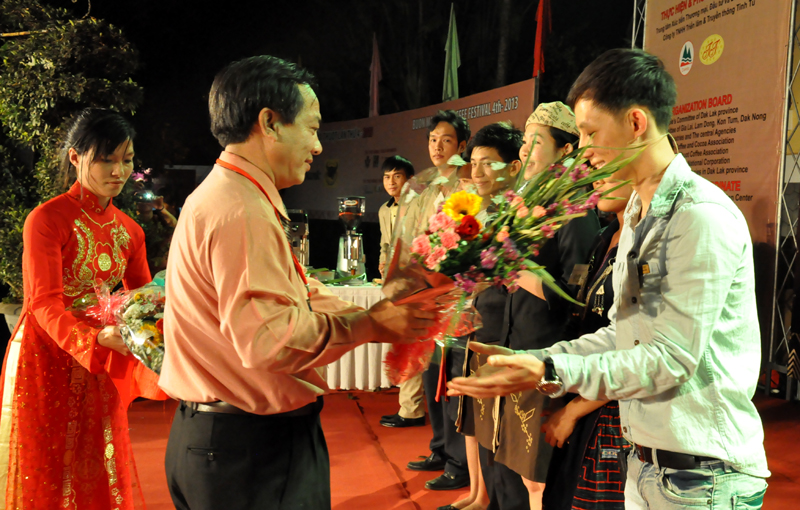 Đại diện Ban tổ chức tặng hoa các thi sinh vào vòng chung kết