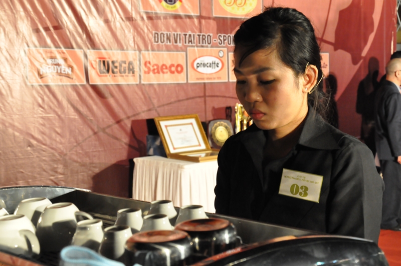 Đệ nhị pha chế cà phê Việt Nam năm 2013 là thí sinh Tống Thị Kim Phi đang thực hiện phần thi của mình