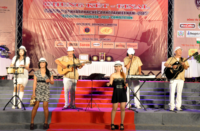 Ban nhạc Flamenco đến từ Philippines làm cuộc thi thêm sôi động