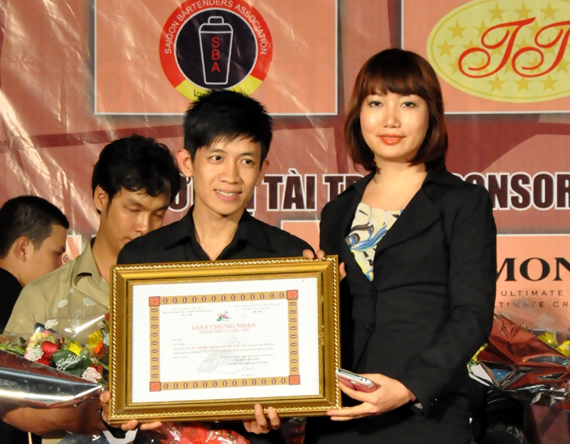 Ban tổ chức trao tặng danh hiệu Đệ tam pha chế cà phê Việt Nam năm 2013 là Hồ Dương Quang Minh