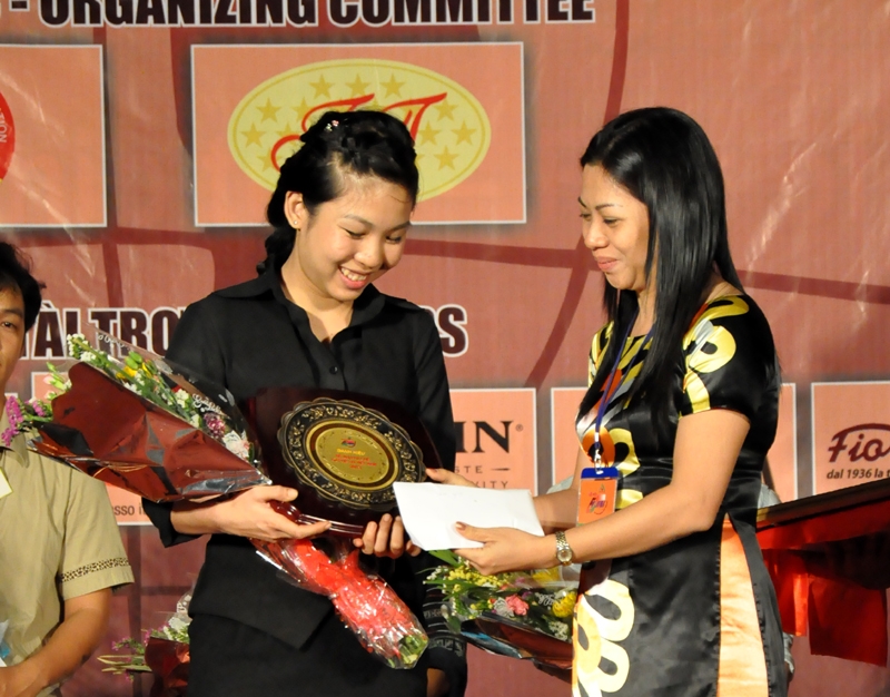 Đệ nhị pha chế cà phê Việt Nam năm 2013 Tống Thị Kim Phi nhận giải thưởng