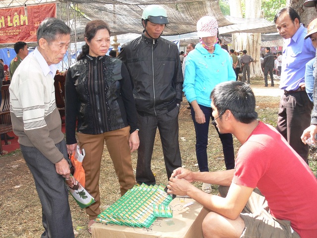 Keo dán dép cũng chiếm một góc nhỏ