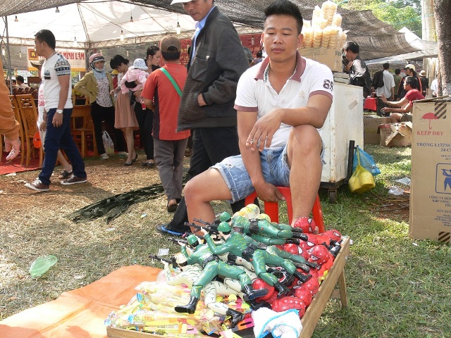 bán nghiễm nhiên, còn người bán hàng thì trông cũng.JPG