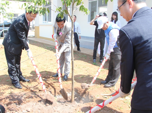 Trồng cây lưu niệm...