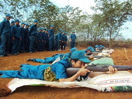 Huấn luyện kỹ thuật chiến đấu bộ binh cho lực lượng dân quân  phường Đạt Hiếu.