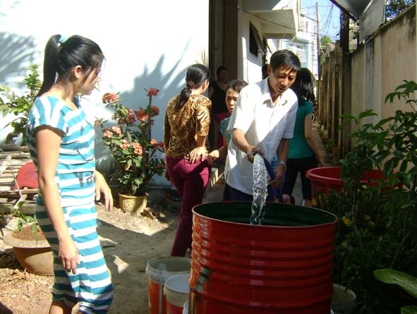 Các hộ dân trong  hẻm 47  Lê Thánh Tông  được  Công ty TNHH MTV Cấp nước và Đầu tư xây dựng Dak Lak chở nước đến cấp  tận nơi.