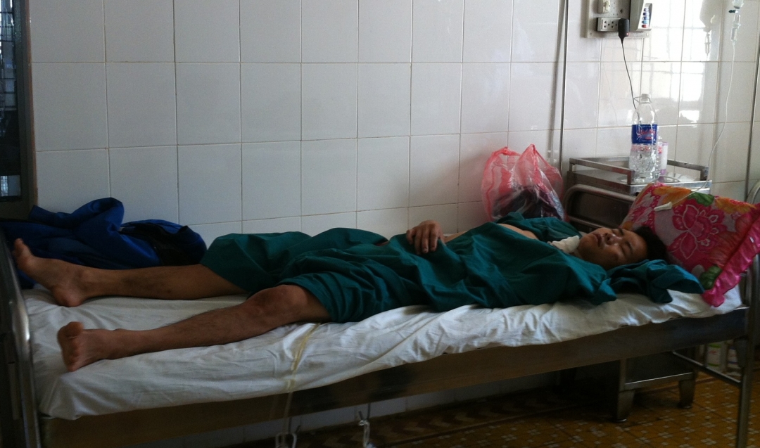 Bệnh nhân Đậu Văn Thủy đang được chăm sóc tại Khoa hậu phẫu, Bệnh viện Đa khoa tỉnh