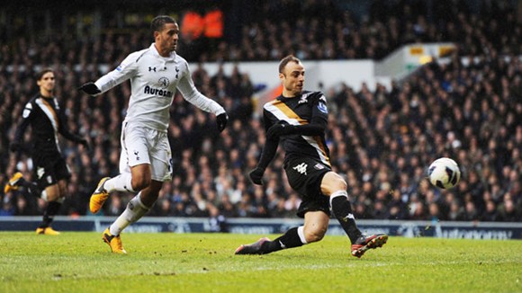 Tottenham (áo trắng) đang tự làm khó mình sau thất bại trước Fulham