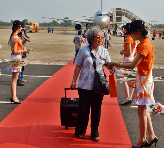 Những vị khách trên chuyến bay đầu tiên của Jetstar Pacific đặt chân xuống sân bây Buôn Ma Thuột