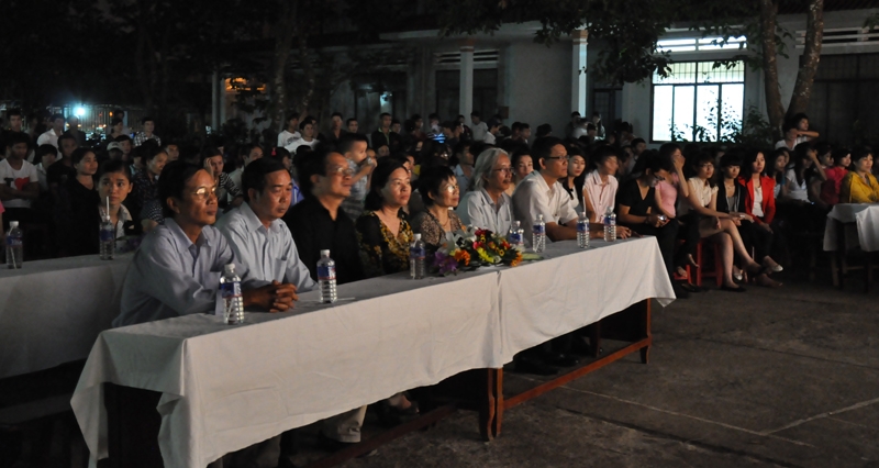 Đêm văn nghệ đã thu hút đông đảo khán giả là các văn nghệ sĩ, sinh viên, học sinh 