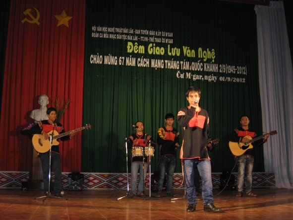 Nhóm nhạc Nhà sàn biểu diễn trong một chương trình giao lưu văn nghệ.