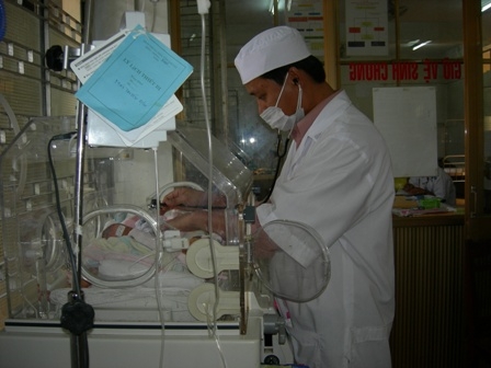 Chăm sóc trẻ bị vàng da tại khoa Nhi, Bệnh viện Đa khoa tỉnh. Ảnh: K.O