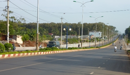 Đường Nguyễn Lương Bằng - một trong các cửa ngõ vào TP. Buôn Ma Thuột, tỉnh Dak Lak (Ảnh: L.N)