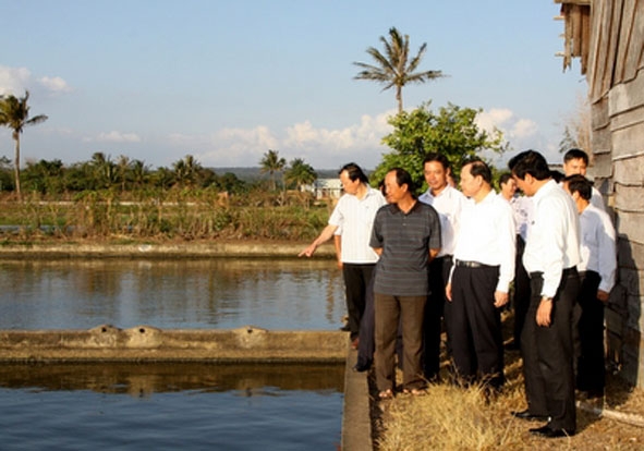 Phó Thủ tướng Vũ Văn Ninh thăm một mô hình nuôi cá ở xã Ea Kao.              Ảnh T.L