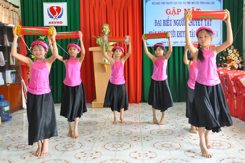 Một tiết mục văn nghệ chào mừng buổi gặp mặt do các cháu thiếu nhi thuộc trung tâm Bảo trợ Xã hội tỉnh biểu diễn