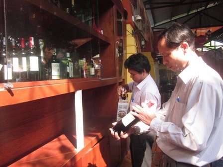 Tại Làng nướng Tuấn Đạt (Công ty TNHH TM&DV Thanh Lịch), chủ quán không xuất trình được hóa đơn của một số loại rượu ngoại nhập. 