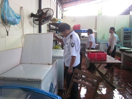 Nhà bếp của Nhà hàng Mộc (Công ty TNHH Trường Sinh Ban Mê) ẩm ướt và không đáp ứng đủ điều kiện vệ sinh trong chế biến thực phẩm. chế 