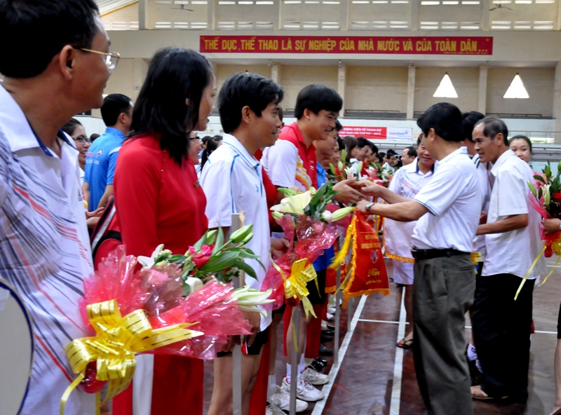 Đại diện Ban tổ chức trao hoa và cờ lưu niệm tặng các đoàn vận động viên