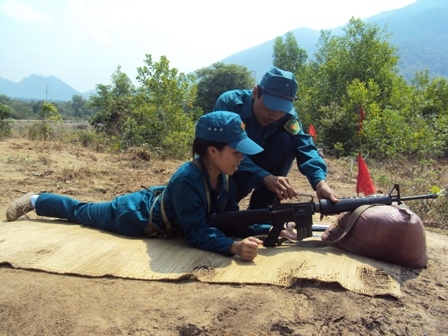 Huấn luyện lực lượng dân quân huyện Krông Bông.