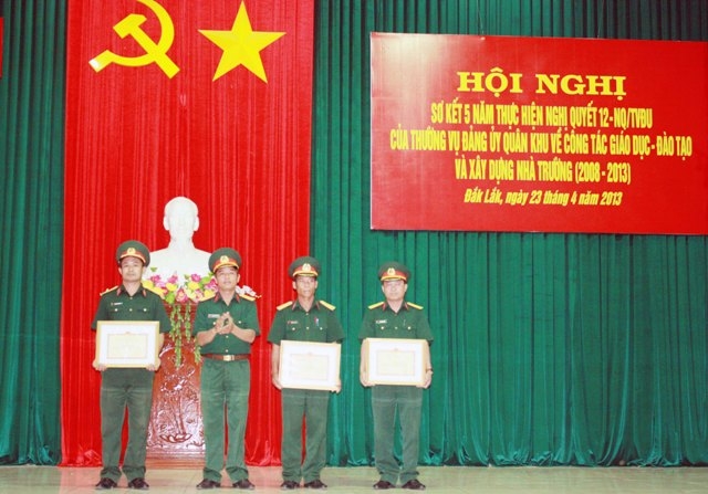 Đại tá Trịnh Văn Tâm, Phó Bí thư, Chính ủy Bộ Chỉ huy Quân sự tỉnh trao Giấy khen tặng các cá nhân có thành tích