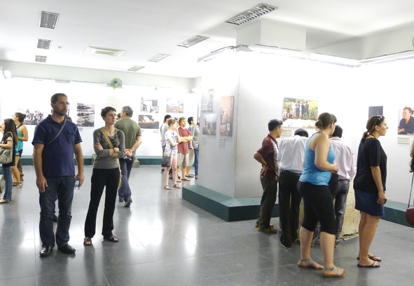 Bảo tàng Chứng tích chiến tranh thu hút nhiều du khách nước ngoài tham quan.