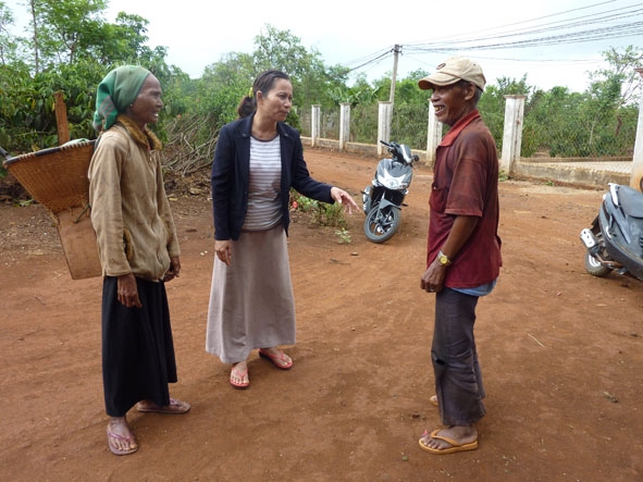 Bà H’Râu (giữa) đang nắm tình hình sử dụng  nguồn vốn vay của tổ viên. Ảnh: L.N