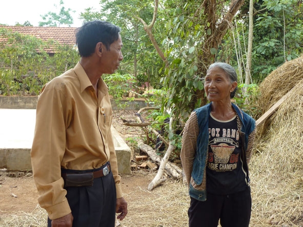 Thăm hỏi, động viên bà con tập trung phát triển kinh tế, việc làm thường xuyên của CCB Nguyễn Thái Học (bìa trái). Ảnh: Đ.L