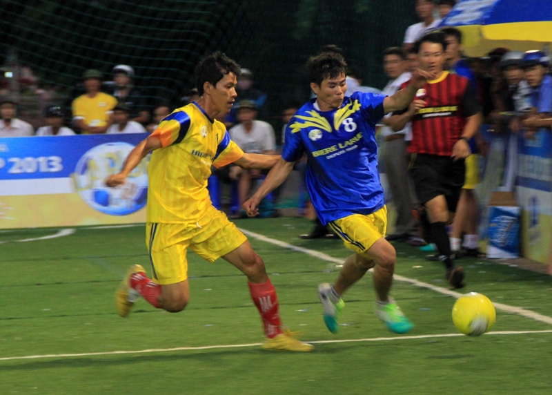 Một pha bóng trong trận chung kết giữa CLB Đại Decal và CLB Nhất Triệu (áo xanh)