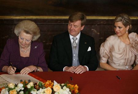 Trước lễ lên ngôi của Hoàng tử Willem-Alexander, Nữ hoàng Beatrix đã ký văn kiện thoái vị để truyền ngôi cho con trai cả