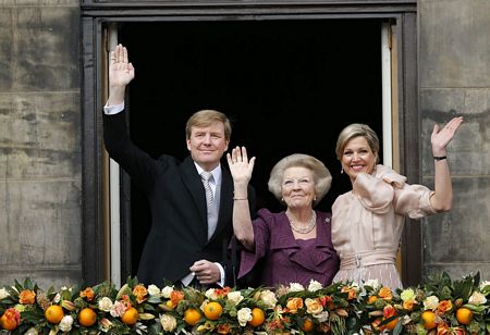 Vợ chồng Hoàng tử Willem-Alexander và Nữ hoàng Beatrix vẫy tay chào thần dân từ cung điện hoàng gia tại thủ đô Amsterdam sau lễ khi ký văn bản thoái vị