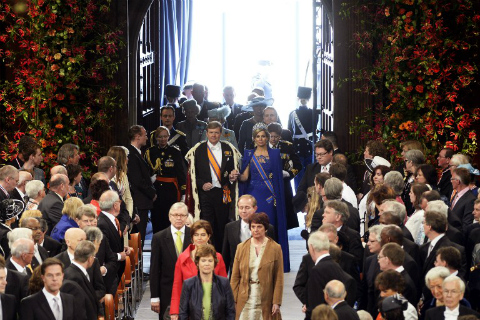 Vua Willem-Alexander và hoàng hậu Maxima bước vào nhà thờ Nieuwe Kerk ở thủ đô Amsterdam để chuẩn bị lên ngôi vào ngày 30/4. Với chiếc áo choàng không tay của hoàng gia, vị vua mới đăng cơ trước sự chứng kiến của các nghị sĩ thuộc hạ viện và thượng viện.