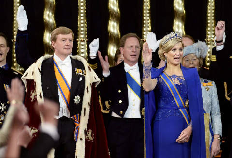 Vua Willem-Alexander là vị vua trẻ nhấ tại châu Âu hiện nay. Vua Willem-Alexander, 46 tuổi, một chuyên gia về quản lý nước, cùng với Hoàng hậu Maxima, cựu nhân viên đầu tư ngân hàng nổi tiếng từ Argentina, kế vị ngai vàng với tầm nhìn sẽ đưa nền quân chủ trở nên gần gũi với dân chúng hơn. Mới đây ông tuyên bố rằng ông không muốn người dân gọi ông là 