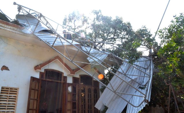 Một ngôi nhà tại thôn Tân Lập (xã Ea Na) bị thiệt hại nặng do lốc xoáy