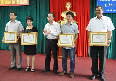 Phó Chủ tịch UBND tỉnh Trần Hiếu trao bằng khen của UBND tỉnh