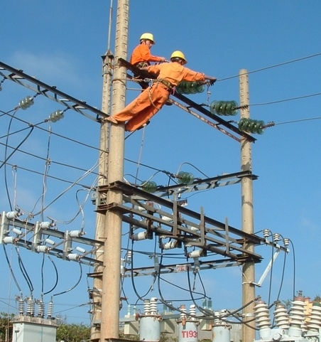 Công nhân ngành điện thi công cải tạo lưới điện nhằm bảo đảm mùa khô năm nay cung ứng được nguồn điện của khách hàng.