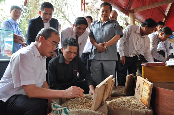 Phó Thủ tướng Chính phủ Nguyễn Thiện Nhân (bìa trái) đến tham quan Hội chợ - Triển lãm chuyên ngành cà phê, một trong những nội dung chính của Lễ hội Cà phê Buôn Ma Thuột lần thứ IV-2013.