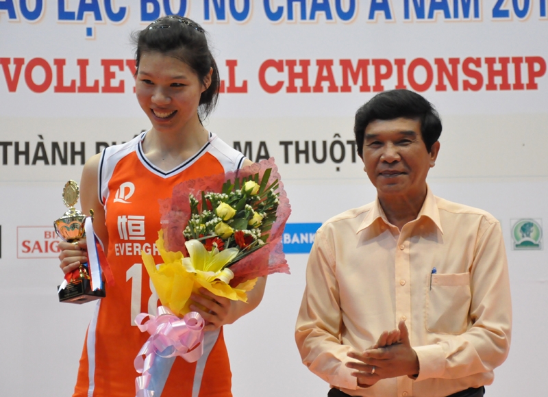  Phó Bí thư Tỉnh uỷ, Chủ tịch UBND tỉnh Hoàng Trọng Hải trao thưởng cho Cầu thủ toàn diện nhất Xu Yunli