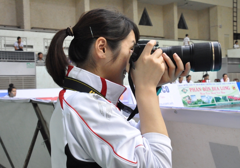 Giải đấu thu hút sự quan tâm cua giới truyền thông quốc tế (trong ảnh là một phóng viên người Trung Quốc đang tác nghiệp)
