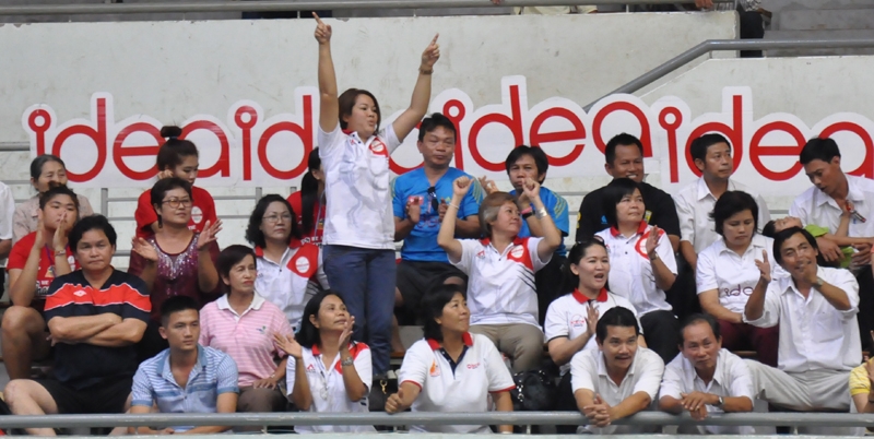 Một nhóm nhỏ cổ động viên của CLB Idea Khonkaen theo đội bóng sang Việt Nam góp phần làm các trận đấu thêm sôi động