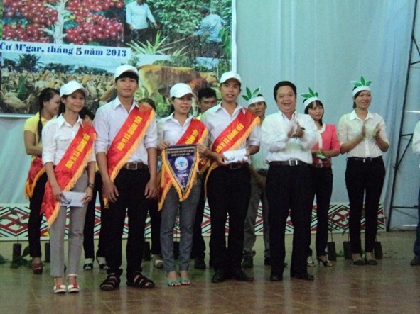 Trao giải Nhất cho đội khuyến nông viên xã Quảng Tiến.