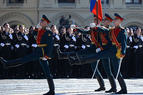 Những người đầu tiên tiến vào quảng trường là các sĩ quan tương lai của Nga, hiện là học viên tại các trường quân sự. Theo sau là bộ binh, hải quân và các lực lượng khác. Tất cả đều mặc quân phục mới, thể hiện niềm vinh dự được tham gia vào lễ diễu hành. 