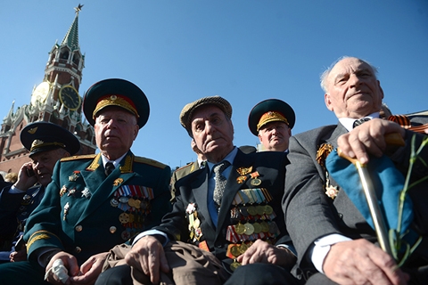 1.800 cựu chiến binh tham gia Thế chiến II cùng các quan chức đứng đầu nhà nước được mời tới xem lễ duyệt binh trên Quảng trường Đỏ