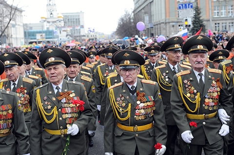 Trên khắp nước Nga, hàng loạt các sự kiện và lễ hội khác cũng diễn ra trong Ngày Chiến thắng 9-5. Trong ảnh: Cựu chiến binh diễu hành tại Yekaterinburg, thành phố lớn thứ tư ở Nga
