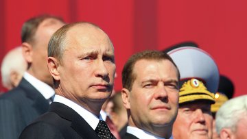 Tổng thống Vladimir Putin, Thủ tướng Dmitri Medvedev tại buổi diễu binh. Ảnh: Ria Novosti