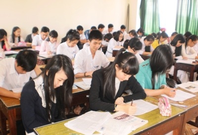 Học sinh trường THPT Buôn Ma Thuột làm bài thi thử tốt nghiệp môn Ngoại ngữ.
