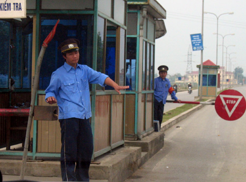 Nhiều công nhân bị thất nghiệp sau khi các trạm thu phí ngừng hoạt động từ 1-1-2013 (ảnh: NAO)
