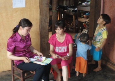 Chị Phạm Thị Hải – Cộng tác viên dân số xã Quảng Hiệp (bìa trái) tư vấn người dân thực hiện kế hoạch hóa gia đình.