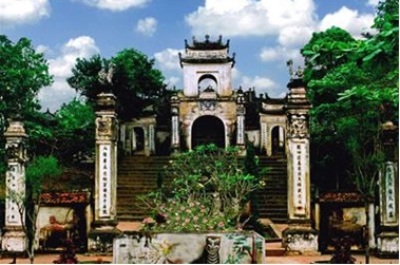 Đền Cuông - sự kết hợp hài hòa giữa kiến trúc và cảnh sắc thiên nhiên.