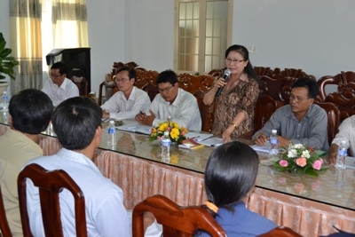 Đại diện chủ doanh nghiệp và LĐLĐ thị xã Buôn Hồ trả lời câu hỏi của người lao động.