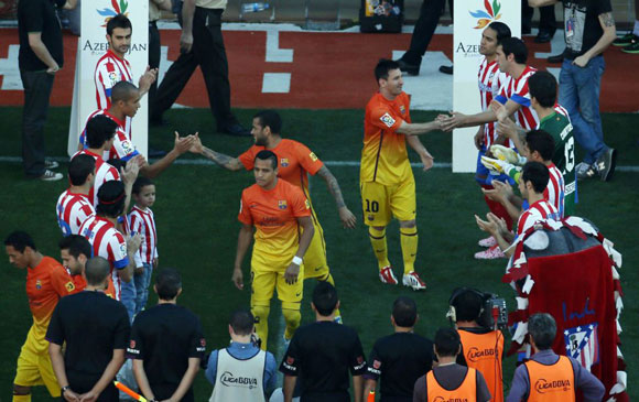 Cầu thủ Atletico xếp hàng chúc mừng những nhà tân vô địch